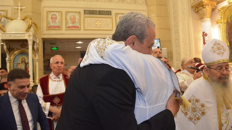 محافظ الغربية يشارك الأقباط قداس عيد القيامة بكنيسة مارجرجس