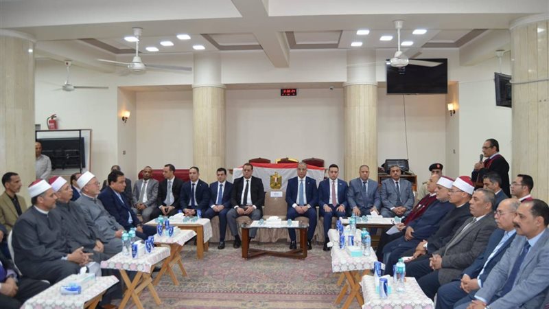 محافظ الفيوم ومدير الامن اثناء تقديم التهنئة للاخوة الاقباط