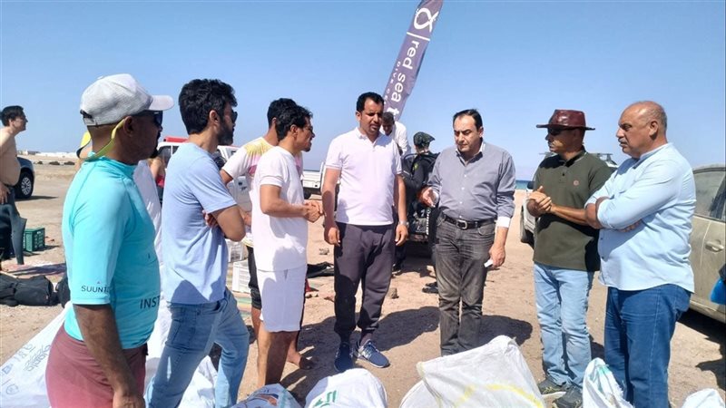 أبناء مدينة دهب ومتطوعين أجانب