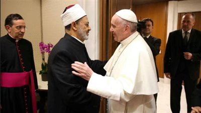 بأربع لغات.. شيخ الأزهر ينعى البابا فرنسيس: كان رمزا إنسانيا محبا للمسلمين