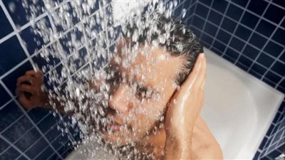 تزامنا مع بداية الصيف.. تعرف على فوائد الاستحمام بالماء البارد