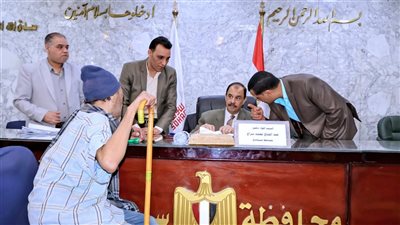 محافظ سوهاج يعقد لقاء جماهيريا للاستماع إلى شكاوى المواطنين