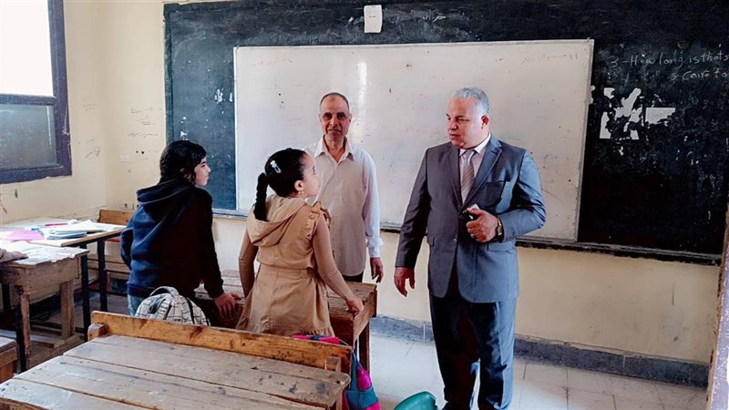 وكيل وزارة تعليم الفيوم أثناء الجولة
