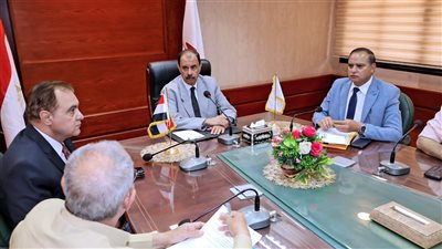 محافظ سوهاج يبحث دعم وتطوير إنتاج أعلاف الثروة الحيوانية والداجنة