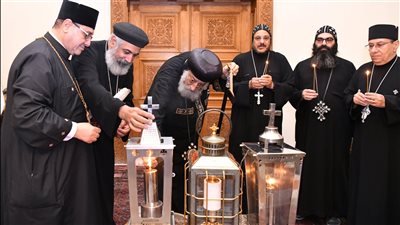 البابا تواضروس الثاني يتسلم النور المقدس في الكاتدرائية المرقسية بالعباسية