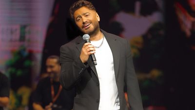 لارتباطه بحفل.. سبب غياب تآمر حسني عن فرح ليلى زاهر وهشام جمال