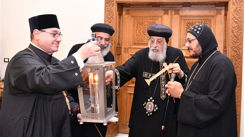 البابا تواضروس يتسلم النور المقدس 