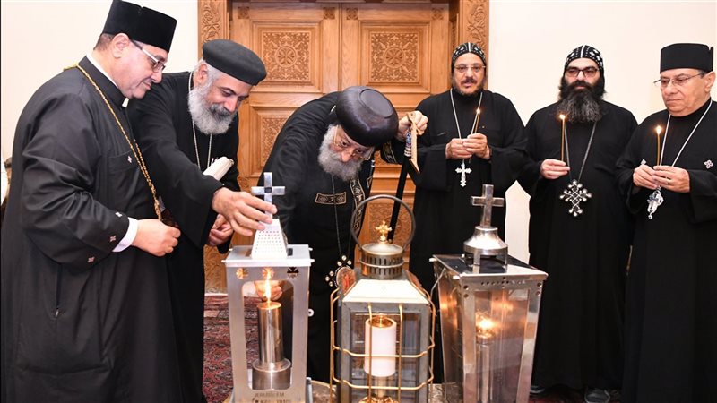 البابا تواضروس يتسلم النور المقدس 
