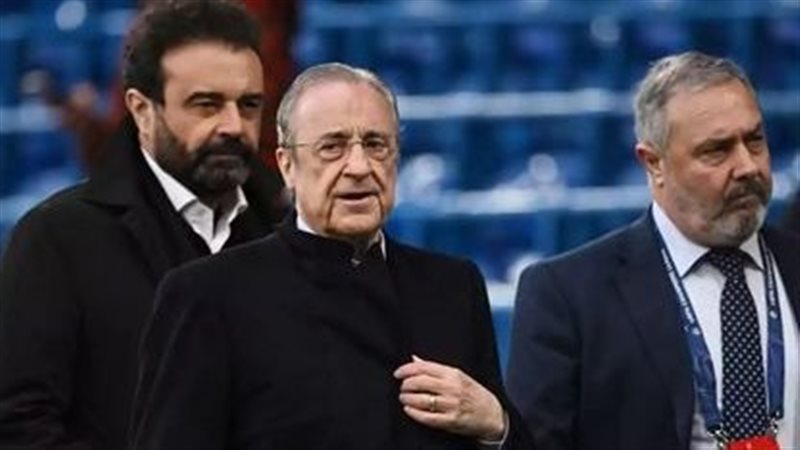 بيريز رئيس ريال مدريد رفقة المدير العام للنادي خوس أنخيل سان