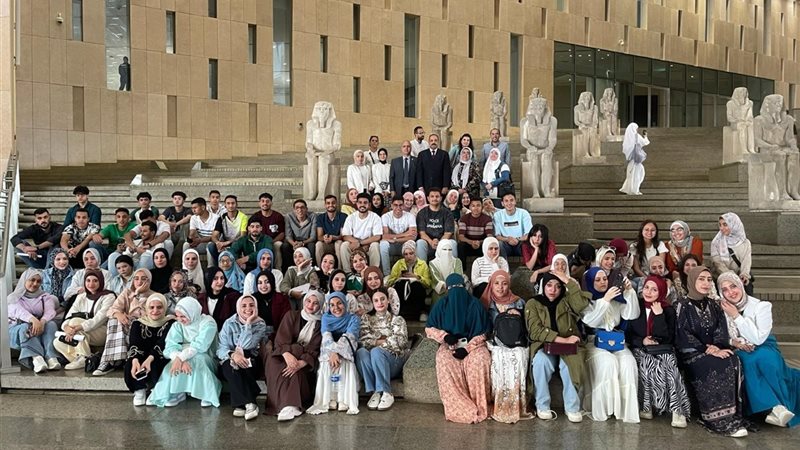 طلاب اثار جامعة الفيوم امام المتحف المصرى بالقاهرة