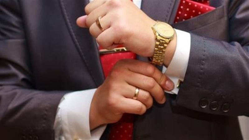 حكم ارتداء الرجال للذهب 