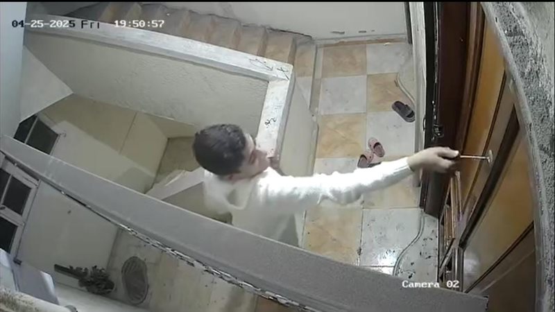 التبول امام شقة سيدة