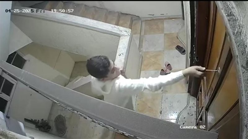 التبول امام شقة سيدة
