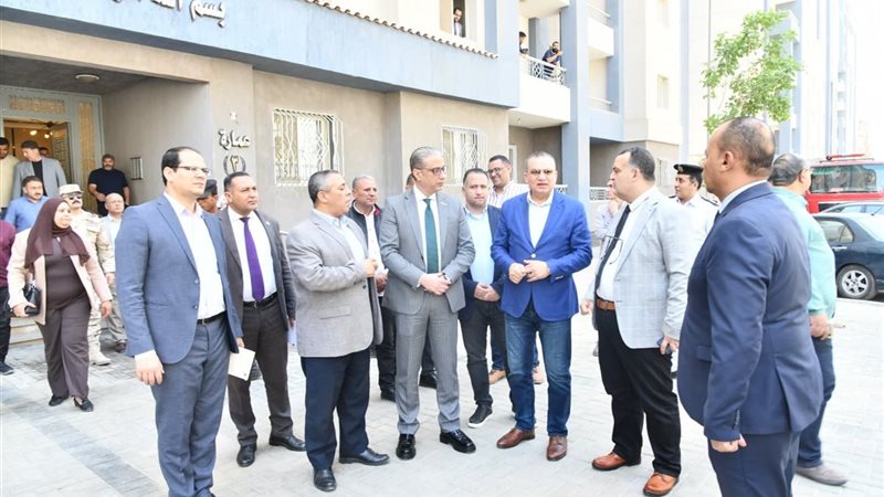 محافظ الفيوم أثناء الزيارة 