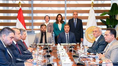 وزارتا التنمية المحلية والبيئة توقعان عقود مصنع تدوير المخلفات بالعدوة في المنيا