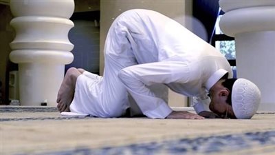 ما حكم المتكاسل عن الصلاة والذي يصلي ويقطع؟.. أمين الفتوى يجيب