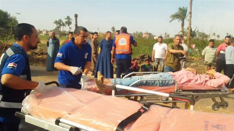 انقلاب سيارة عمال بأسيوط 
