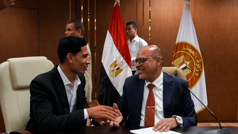 وزير العمل والصحفي محمد عبدالوهاب 