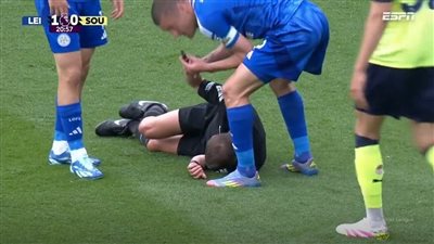 لاعب ليستر سيتي يوقف مباراة ساوثهامبتون بصافرة الحكم في لقطة طريفة (فيديو)
