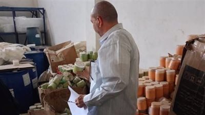 ضبط 2 طن مواد خام مستخدمة لتصنيع مستحضرات التجميل منتهية الصلاحية ببلبيس