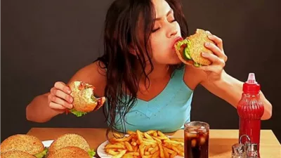 هل تناول الطعام بسرعة يضر بجهازك الهضمي؟