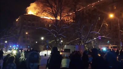 تفاصيل اندلاع حريق وانفجار في مبنى متعدد الطوابق بموسكو (فيديو)