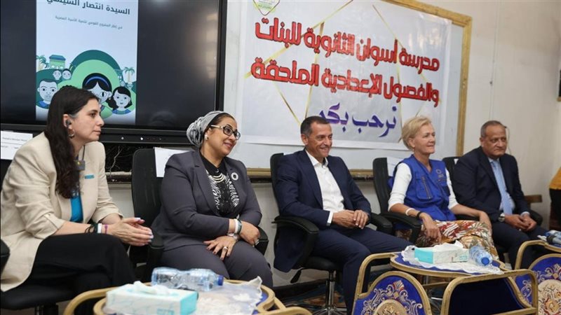 رئيسة المجلس القومى للمرأة فى مدرسة ثانوية بأسوان
