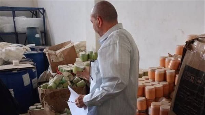 ضبط 2 طن مواد خام مستخدمة لتصنيع 