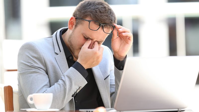  الجلوس أمام الشاشة طوال اليوم