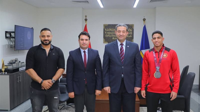 محافظ دمياط يكرم يحيي عماد لحصوله على بطولة أفريقيا للمصارعة