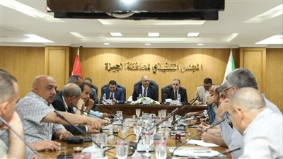 محافظ الجيزة يبحث مع اللجنة العليا تحديث منظومة تراخيص المحال وتيسير إجراءات التقنين