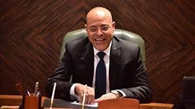 وزير العمل يسلم عقود 1000 وظيفة للشباب خارج البلاد 