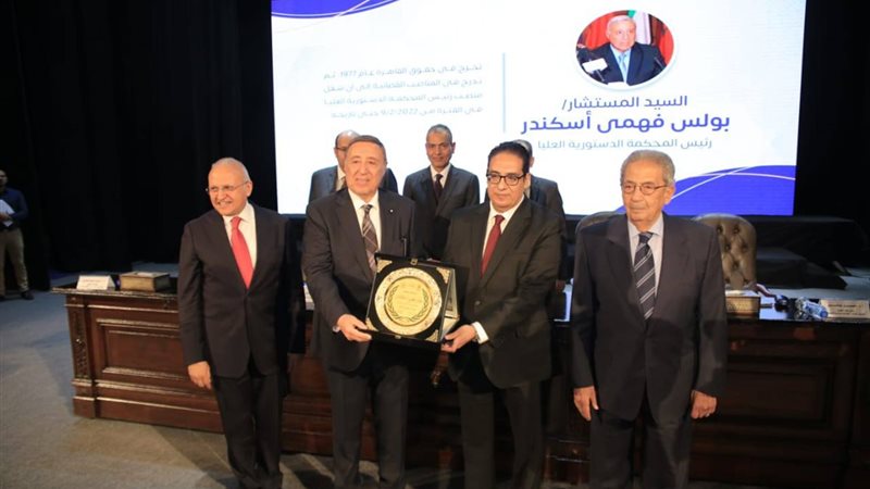 جامعة القاهرة تكرم وزير العدل ورؤساء الهيئات القضائية 