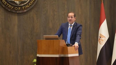 وزير المالية يشهد الندوة التثقيفية للعاملين الفائزين في قرعة الحج