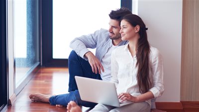 هل يُجبر الحب المرأة على التنازل عن طموحها؟ استشارية صحة نفسية تجيب