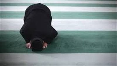 ما حكم من نسي الفاتحة أثناء الصلاة وقرأها بعد السورة؟ أمين الفتوى يجيب