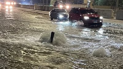 الشوارع كلها غرقت.. كسر بماسورة مياه رئيسية بحدائق الأهرام
