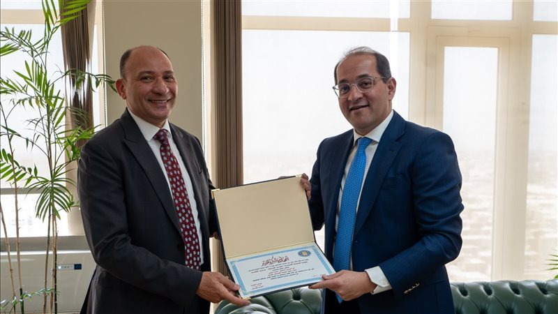وزير المالية يكرم السيد صقر