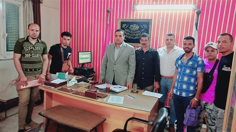 خلال تسليم عقود العمل 