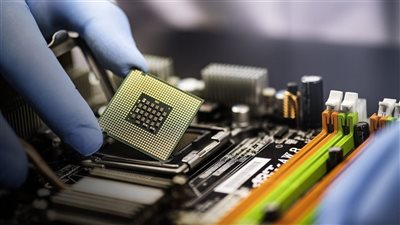 السعودية تنفذ مشروعا مع «إنفيديا» وسط استعداد أمريكي لتصدير رقائق الذكاء الاصطناعي