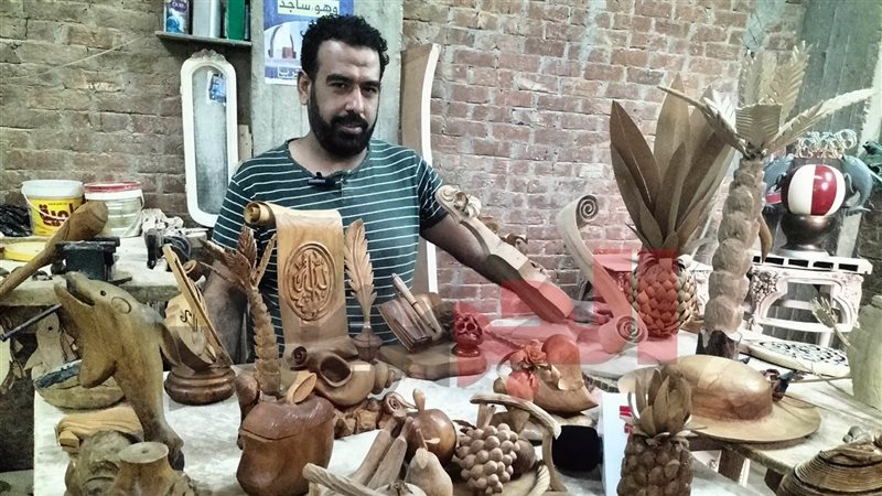 محمد ناجي فنان دمياطي في النحت علي الخشب