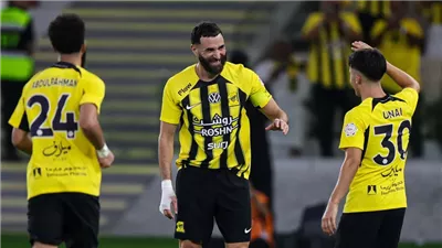 الاتحاد يتقدم على القادسية 2-1 في الشوط الأول من نهائي كأس خادم الحرمين