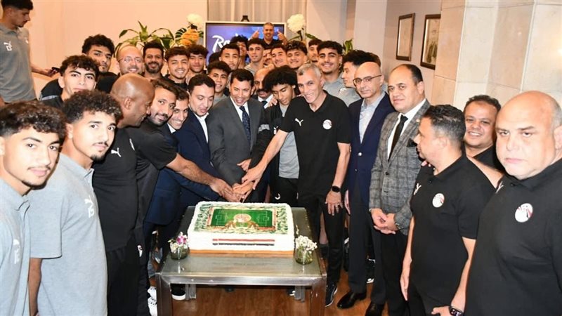 الدكتور أشرف صبحي يدعم منتخب الشباب