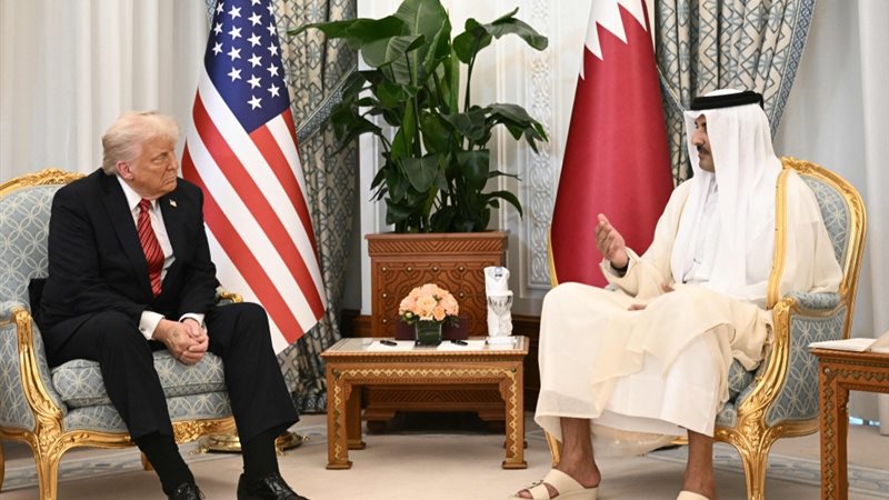 الرئيس الأمريكي خلال زيارة سابقة إلى قطر - أرشيفية