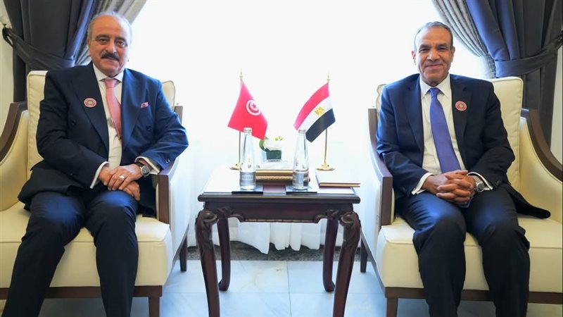 وزير الخارجية يلتقي بنظيره التونسي