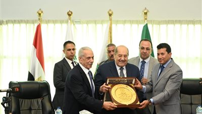وزير الرياضة ورئيس مجلس الشيوخ يشهدان ختام برنامج تدريبي 