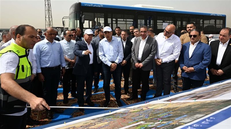 رئيس الوزراء يستمع لشرح مراحل الأتوبيس الترددي