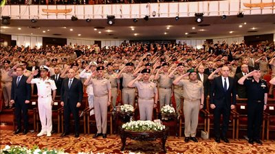 وزير الدفاع يشهد مناقشة البحث الرئيسي لهيئة البحوث العسكرية (صور)