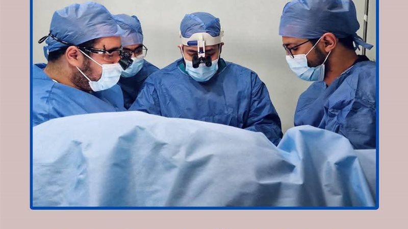 الفريق الطبي اثناء إجراء الجراحة