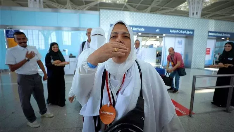 فرحة عارمة للحجاج المصريين عند وصولهم إلى مدينة رسول الله